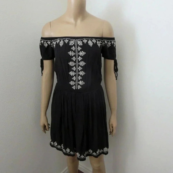 Hollister Dresses & Skirts - NWT Hollister Off-Shoulder Peasant Dress XS